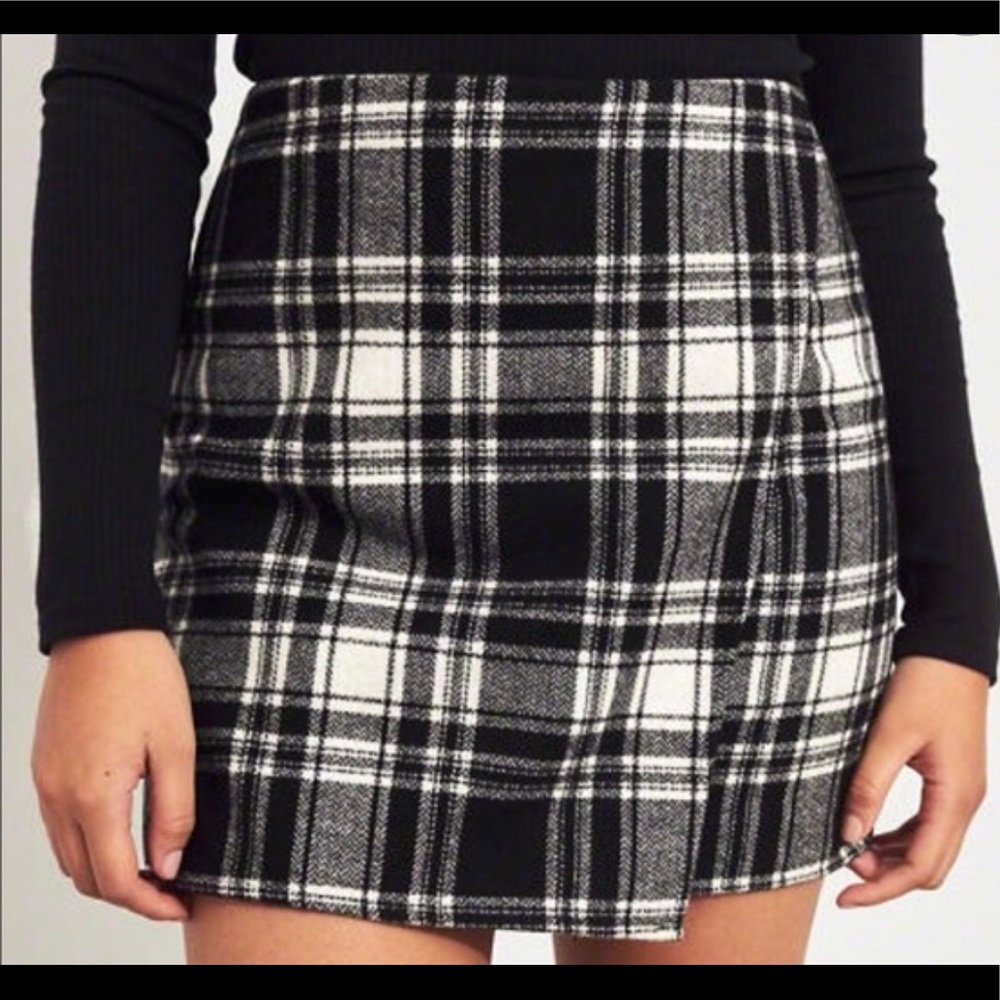 Hollister plaid black and white mini skirt
